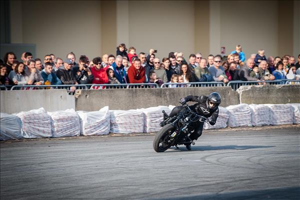 Due giorni per gli appassionati delle due e quattro ruote con le proposte Kustom, area tuning, palco spettacoli e 200 espositori. Due giorni per gli appassionati delle due e quattro ruote con le proposte Kustom, area tuning, palco spettacoli e 200 espositori.